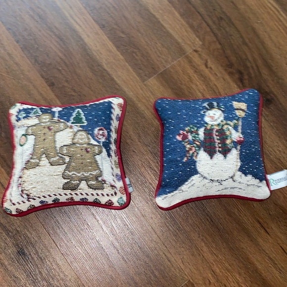 Riverdale Other - Riverdale Decorative small pillows